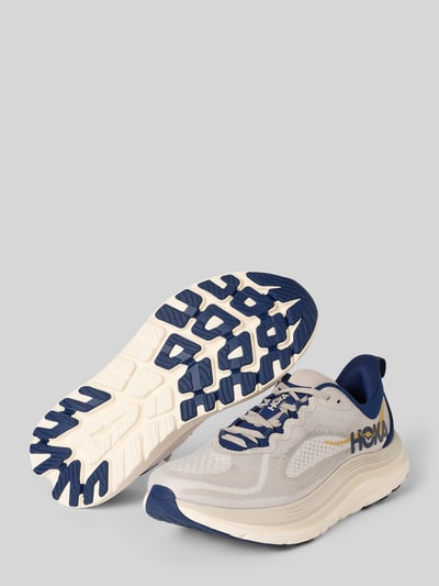 Produktfoto, Sneaker mit Label-Details Modell 'KAWANA 3' von HOKA in Beige mit blauen Akzenten, abgerundete Spitze, Schnürung, Absatzhöhe 4 cm, Schafthöhe 7 cm, Schaftweite 9 cm, strukturierte Sohle, Farbe und Textur gut erkennbar.