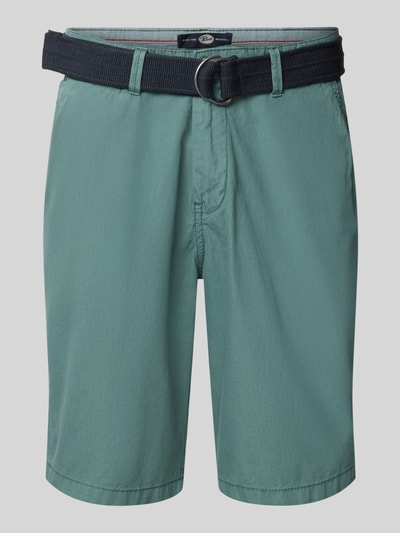 Produktfoto, Chino Shorts mit Gürtel und Eingrifftaschen von Petrol aus Reiner Baumwolle, Straight Fit, grüne Struktur, Knopf-Reißverschluss, französische Eingrifftaschen, Gesäßleistentaschen, Bundweite 43 cm, Innenbeinlänge 26 cm.