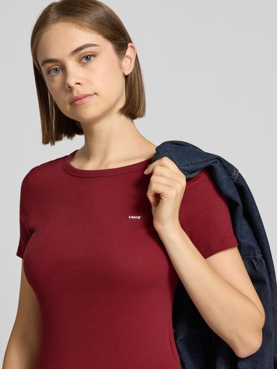 Frauenmodel trägt Slim Fit T-Shirt aus Baumwoll-Mix Modell 'HAYES' von Levi's® in Dunkelrot, feine Rippstruktur, Nahaufnahme Oberkörper.