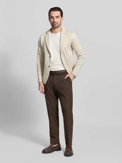 Männermodel trägt Slim Fit 2-Knopf-Sakko mit Reverskragen von Manuel Ritz aus reiner Baumwolle, aufgesetzte Taschen, Ganzkörperansicht von vorne.