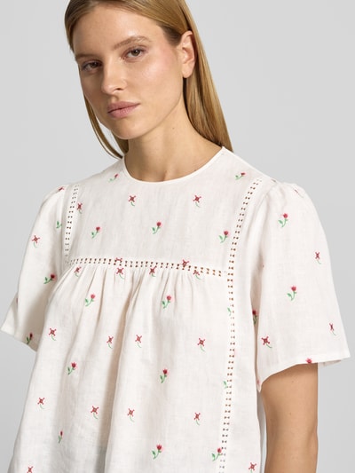 Vrouwenmodel draagt Loose Fit T-shirt uit puur linnen model 'BACINO' van Weekend Max Mara met all-over bloemenmotief, intarsia details, u-hals, korte mouw, gevlamd garen, materiaal: linnen, look: all-over motief, pasvorm: loose fit, nahaufnahme bovenlichaam.