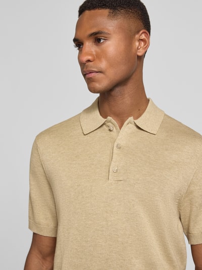 Männermodel trägt Regular Fit Poloshirt mit Knopfleiste Modell 'BELLS' von Casual Friday, beige, Baumwoll-Lyocell, Nahaufnahme Oberkörper.