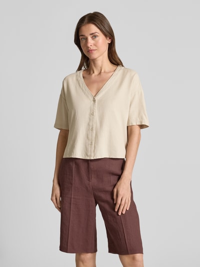 Frauenmodel trägt Boxy Fit Hemdbluse aus Viskose-Leinen-Mix Modell 'MYMILO' von Vero Moda in Beige, Flammgarn, V-Ausschnitt, 3/4-Arm, Ganzkörperansicht von vorne.