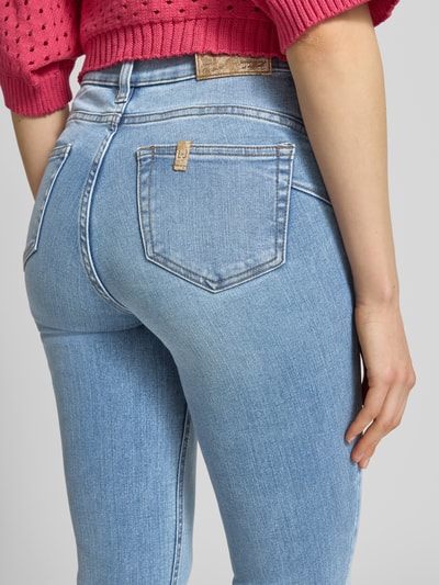 Frauenmodel trägt Skinny Fit Jeans Modell 'DIVINE' von Liu Jo White aus hellblauem Baumwoll-Mix mit Stretch-Anteil, Eingrifftaschen, Detailaufnahme Rückansicht.