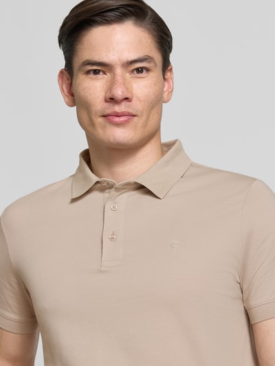 Männermodel trägt Regular Fit Poloshirt mit Knopfleiste Modell 'Carlosjuan' von JOOP! Collection in Beige, Baumwoll-Mix, Nahaufnahme Oberkörper
