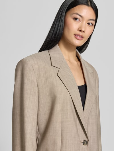 Frauenmodel trägt Regular Fit Longblazer aus reiner Schurwolle Modell 'ATTILA' von Weekend Max Mara in Beige mit feiner Textur, Nahaufnahme Oberkörper.