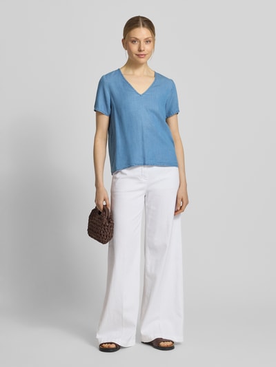 Frauenmodel trägt Regular Fit T-Shirt aus Lyocell Modell 'BREE' von Vero Moda in Melange-Optik, V-Ausschnitt, Ganzkörperansicht von vorne.