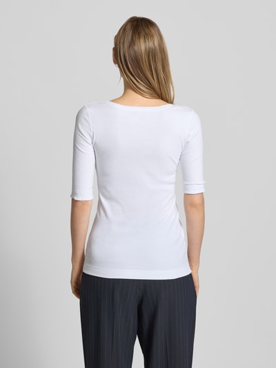 Frauenmodel trägt T-Shirt mit Ärmelaufschlag und Rundhalsausschnitt von Marc Cain, weiß, Baumwoll-Mix mit Stretch-Anteil, Feinripp, Körpernaher-Schnitt, Rückenlänge bei Größe 36: 62 cm, Ganzkörperansicht Rückansicht.