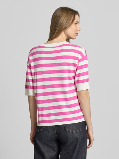 Frauenmodel trägt Regular Fit T-Shirt aus Viskose-Mix Modell 'Morla' von B.Young, pink-weiß gestreift, 7/8-Arm, Rückenansicht.