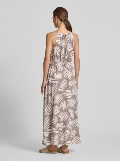 Frauenmodel trägt Maxikleid aus Viskose-Mix mit Leinen-Anteil von Apricot, Allover-Print, Schlüssellochausschnitt, Ganzkörperansicht Rückansicht.