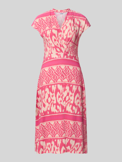 Produktfoto, Knielanges Kleid mit V-Ausschnitt Modell 'Carrara' von ZABAIONE, pink-gemustert, elastischer Material-Mix, taillierte Passform, Raffungen, Kurzarm, Stoffstruktur deutlich sichtbar