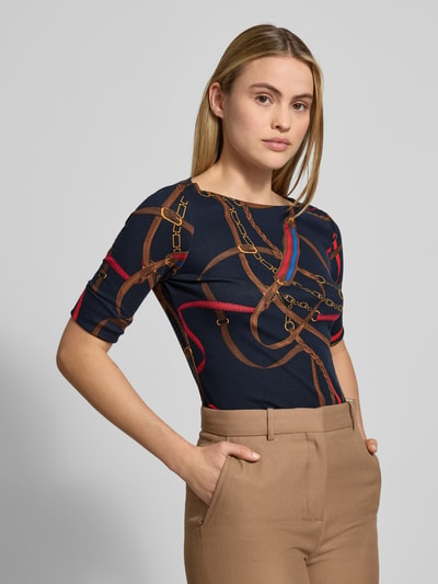 Frauenmodel trägt Damen T-Shirt im Allover-Look Modell 'JUDY' von Lauren Ralph Lauren aus Baumwoll-Elasthan-Mix, Slim-Fit, Nahaufnahme Oberkörper.