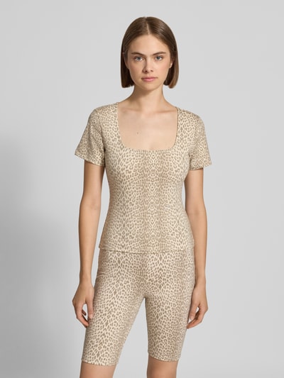 Frauenmodel trägt Slim Fit T-Shirt im Allover-Look Modell 'Kalina' von OH APRIL, beigefarbene Leopardenoptik, Lyocell-Elasthan-Mix, Karree-Ausschnitt, Ganzkörperansicht von vorne, Rückenlänge bei Größe S: 51 cm.