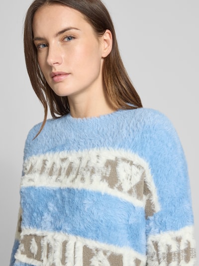 Frauenmodel trägt Regular Fit Pullover in Strick-Optik mit Logo-Stitching von Oui in Blau, Weiß und Beige, Nahaufnahme Oberkörper.
