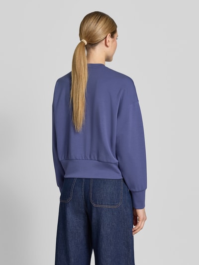 Frauenmodel trägt Relaxed Fit Sweatshirt aus Viskose-Mix Modell 'Nima' von MOS MOSH in Blau mit Rundhalsausschnitt, Ganzkörperansicht Rückansicht.