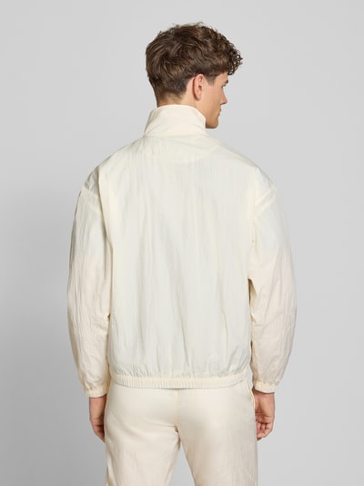 Męski model nosi Regular Fit Jacke mit Stehkragen Modell 'Nayla' od SERGIO TACCHINI w kolorze kremowym z wpuszczanymi kieszeniami, elastycznymi wykończeniami, długość tyłu w rozmiarze M: 69 cm, długość rękawów: 61 cm, widok całej sylwetki od tyłu