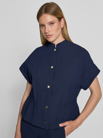 Frauenmodel trägt Regular Fit Blazer mit Stehkragen und 1/2-Arm von JOOP! in Dunkelblau, strukturierte Oberfläche, Knopfleiste, Ganzkörperansicht von vorne, Rückenlänge 67 cm, Brustweite 50 cm, Ärmellänge 25 cm, Größe 36.