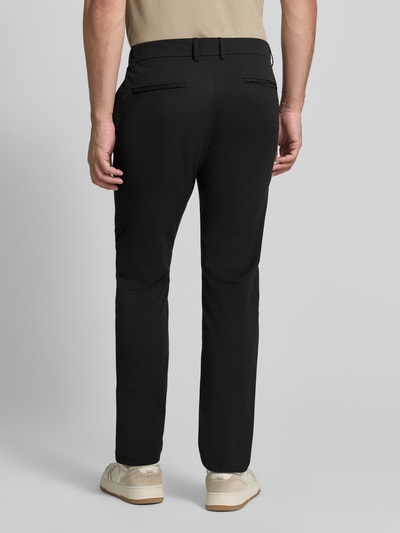 Männermodel trägt schwarze Tapered Fit Hose mit Gesäßtaschen von MCNEAL, Eingrifftaschen, Knopf- und Reißverschluss, Ganzkörperansicht Rückansicht. Bundweite bei Größe M: 45 cm, Innenbeinlänge: 80 cm.