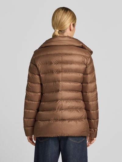 Frauenmodel trägt Steppjacke mit Eingrifftaschen von Peuterey in Braun mit Stehkragen, schmale Passform, Ganzkörperansicht Rückansicht. Rückenlänge 72 cm, Schulterbreite 42 cm, Brustweite 44 cm, Ärmellänge 61 cm, Steppnähte, glatte Textur.