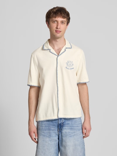 Männermodel trägt Regular Fit Freizeithemd mit umstochener Kante und Reverskragen von REVIEW aus Baumwoll-Viskose-Mix, Stitchings, Nahaufnahme Oberkörper.
