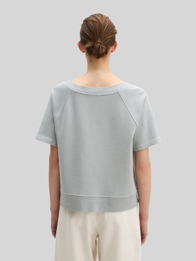 Frauenmodel trägt Regular Fit Sweatshirt aus reiner Baumwolle von Marc O'Polo in Optik: Unifarben, Kurzarm, Rundhals, Label-Print, Ganzkörperansicht Rückansicht.
