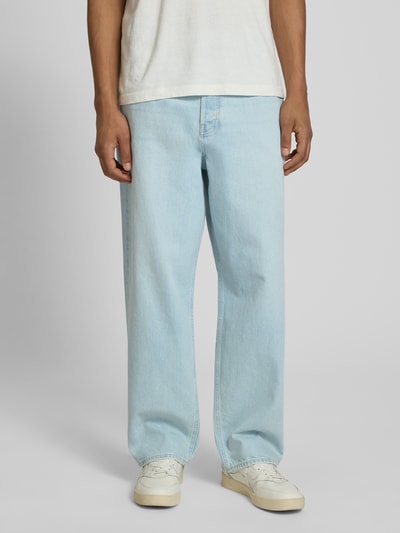 Mannenmodel draagt Baggy Jeans uit pure katoen model 'JAAMEO' van Armedangels, lichtblauw denim, baggy fit, mid waist, 5-zakken, label patch, riemlussen, blinde knoopsluiting, vooraanzicht volledige lichaamsopname.