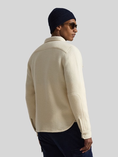 Männermodel trägt Oversized Hemdjacke aus Woll-Mix von Polo Ralph Lauren in Unifarben mit Umlegekragen, Rückenpasse, Ganzkörperansicht Rückansicht.