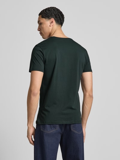 Męski t-shirt z bawełny prosty krój, okrągły dekolt, Label-Details, T-Shirt mit Label-Details Modell 'BASIC' von Alpha Industries, długość tyłu w rozmiarze M: 67 cm, Ganzkörperansicht Rückansicht
