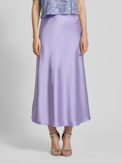 Vrouwenmodel draagt nauwsluitende midirok uit elastische materiaalmix, satijn, model 'Fabiola' van GUIDO MARIA KRETSCHMER WOMAN, lila, maat 36, totale lengte 87 cm, bandwijdte 36 cm, glanzend oppervlak, voorkant volledige lichaamsopname