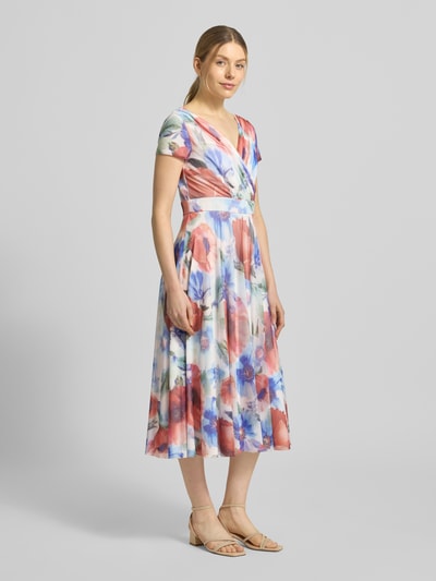 Modelka nosi Cocktailkleid mit V-Ausschnitt von Vera Mont w kwiatowy wzór, kolory pastelowe, szyfon, A-linia, długość midi, krótki rękaw, dekolt V, zakładany wygląd, podszewka kryjąca, zamek z tyłu, Szerokość w rozmiarze 36: 39 cm, długość pleców 120 cm, długość rękawa 14 cm, widok całej sylwetki z przodu.