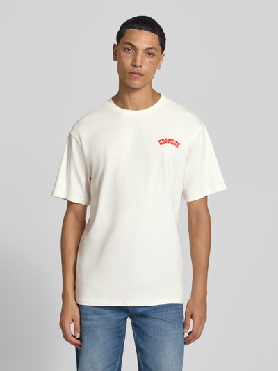 Mannenmodel draagt oversized t-shirt uit pure katoen model 'PEANUTS' van ONLY, Heren t-shirt, beige met rood detail, vooraanzicht hele lichaam.