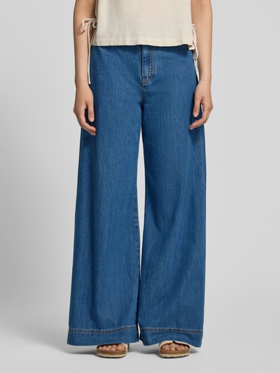 Frauenmodel trägt Wide Leg Jeans aus reiner Baumwolle Modell 'VEGA' von Max Mara, Weekend Max Mara, blaue Baumwoll-Denim-Optik, Nahaufnahme Oberkörper