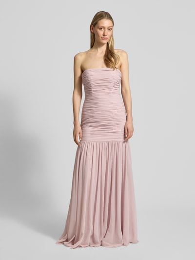 Frauenmodel trägt Maxikleid im Off-Shoulder-Look mit Raffungen von Unique aus fließendem Chiffon, figurbetonter Schnitt, hellrosa, Ganzkörperansicht von vorne. Rückenlänge bei Größe 36: 136 cm, Brustweite bei Größe 36: 37 cm.