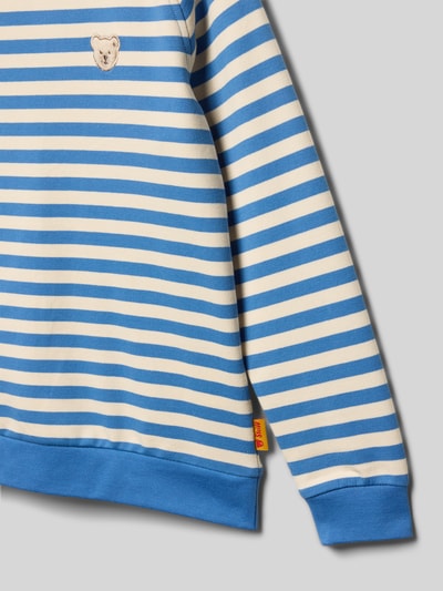 Produktfoto, bluza 'Sweatshirt mit Motiv-Stitching und Label-Detail' von Steiff, mieszanka bawełny, z dodatkiem streczu, krój loose fit, okrągły dekolt, wyhaftowany motyw, detal z logo, biało-niebieskie paski, gładka tekstura