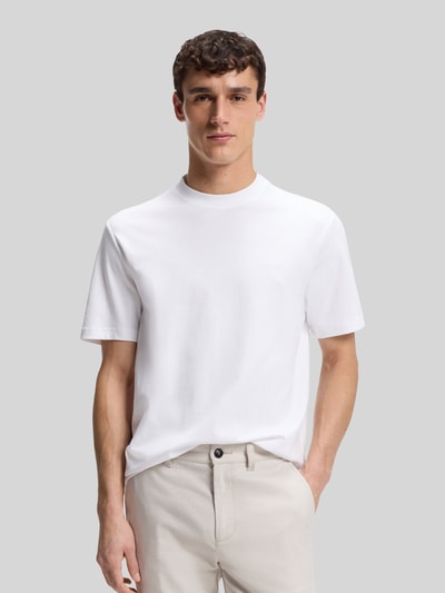 Männermodel trägt Regular Fit T-Shirt aus reiner Baumwolle Modell 'TE_INTERLOCK' von BOSS Orange in Optik: Unifarben, Nahaufnahme Oberkörper.