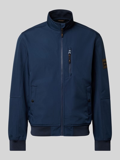 Produktfoto, Regular Fit Bomberjacke mit Stehkragen Modell 'Parker' von Jack & Jones in Dunkelblau, Softshell mit Napoleontasche, elastische Abschlüsse, Druckknopf-Eingrifftaschen, sichtbare Reißverschlüsse und Markenpatch, Herrenjacke