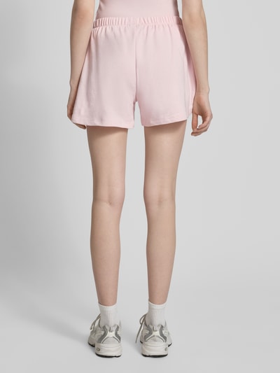 Frauenmodel trägt Kurze Sweatshort mit Stickerei von REVIEW in Rosa aus Baumwoll-Mix mit Viskose-Anteil, Regular-Fit, elastischer Bund, Ganzkörperansicht Rückansicht.