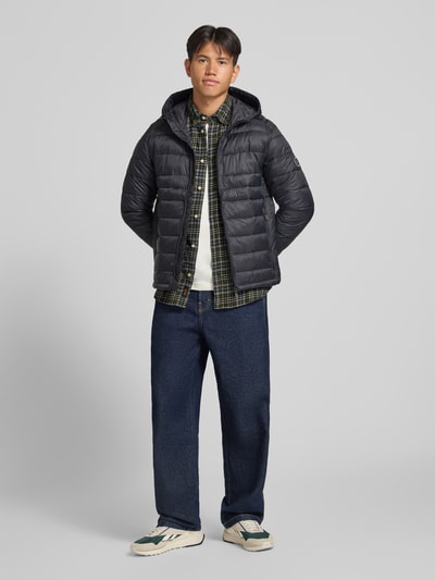 Männermodel trägt Regular Fit Freizeithemd mit Kentkragen Modell 'FIELD' von JACK & JONES, kariert, dunkle Farben, Ganzkörperansicht von vorne. Hemd aus reiner Baumwolle, Rückenlänge 75 cm, Schulterbreite 48 cm, Ärmellänge 65 cm.