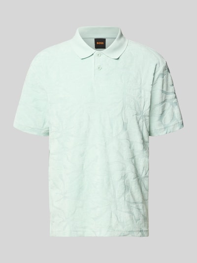 Produktfoto, Regular Fit Poloshirt aus Baumwoll-Mix Modell 'PE_FLOWER' von BOSS Orange in hellgrün mit Optik:Allover-Muster, Struktur, Label-Applikation, Polokragen, V-Ausschnitt, 2-Knopf-Verschluss, Kurzarm, Rumpfabschluss mit Seitenschlitzen, Materialverarbeitung: Frottee