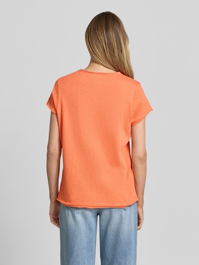 Frauenmodel trägt T-Shirt mit Rollsaum und V-Ausschnitt von Smith and Soul in Orange, Reine Baumwolle, Regular-Fit, Rückenlänge 63 cm, Ganzkörperansicht Rückansicht.
