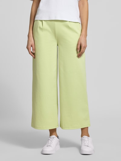 Frauenmodel trägt Wide Leg Sweatpants mit elastischem Bund Modell 'Kate' von ICHI in Hellgrün, Material-Mix mit Viskose-Anteil, Nahaufnahme Oberkörper.