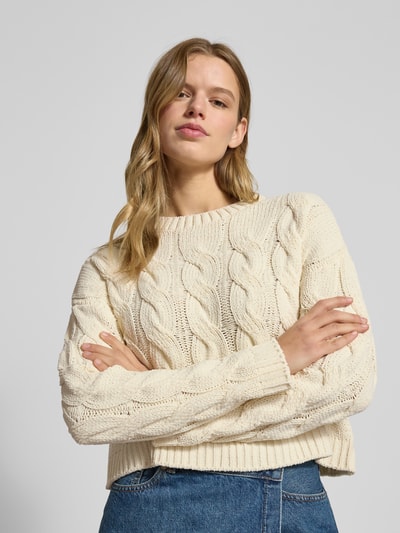 Vrouwenmodel draagt Regular Fit gebreide pullover met kabelpatroon model 'ELLY' van Only, effen kleur, gestructureerd, korte lengte, ronde hals, lange mouw, geribde boorden, materiaalverwerking: knitwear, nahaufnahme bovenlichaam.
