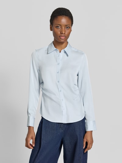 Modelka nosi Regular Fit Langarmbluse mit Hemdblusenkragen von Calvin Klein Womenswear w jasnoniebieskim kolorze, gładka tekstura, całkowity widok z przodu.