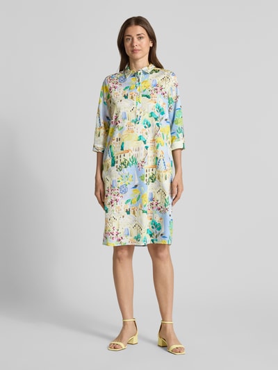 Frauenmodel trägt knielanges Hemdblusenkleid mit kurzer Knopfleiste von Milano Italy aus reiner Baumwolle, Loose Fit, bunt gemustert, Ganzkörperansicht von vorne.