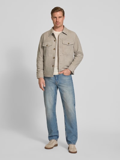 Männermodel trägt Regular Fit Lederjacke aus echtem Ziegenvelours Modell 'THOM' von SELECTED HOMME, Optik: Unifarben, Knopfleiste, Umlegekragen, Langarm mit Manschette, Eingrifftaschen, Brusttasche, Materialverarbeitung: Velours, Ganzkörperansicht von vorne.
