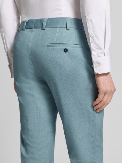 Männermodel trägt Slim Fit Anzug mit 2-Knopf-Sakko von Wilvorst in Hellblau, Material-Mix mit Baumwoll-Anteil, Nahaufnahme Rückansicht.