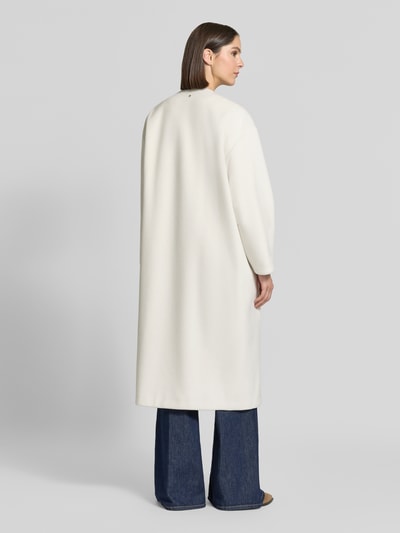 Frauenmodel trägt Mantel mit Rundhalsausschnitt und Bindegürtel von Armani Exchange in Weiß, Material-Mix A-Linie, Ganzkörperansicht Rückansicht.