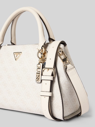 Produktfoto, cremefarbene Handtasche mit Logo-Muster Modell 'ECO NOELLE II' von Guess, goldene Details, strukturierte Oberfläche, Tragehenkel und Schulterriemen, Hauptfach mit Reißverschluss, Label-Applikation, rechteckige Form, Kontext: Damen Handtasche, Maße 26x12x2 cm, Schulterriemen 123 cm.