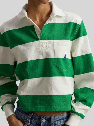 Modelka kobieca nosi Regular Fit Poloshirt aus reiner Baumwolle od Polo Ralph Lauren, pasiasty wzór, logo, bawełniany piké, widok z przodu, zbliżenie na górną część ciała.