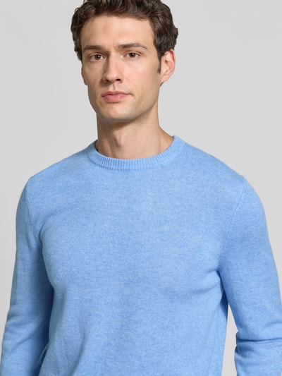 Männermodel trägt Kaschmirpullover mit gerippten Abschlüssen von Christian Berg Men in Hellblau, Rundhalsausschnitt, Nahaufnahme Oberkörper